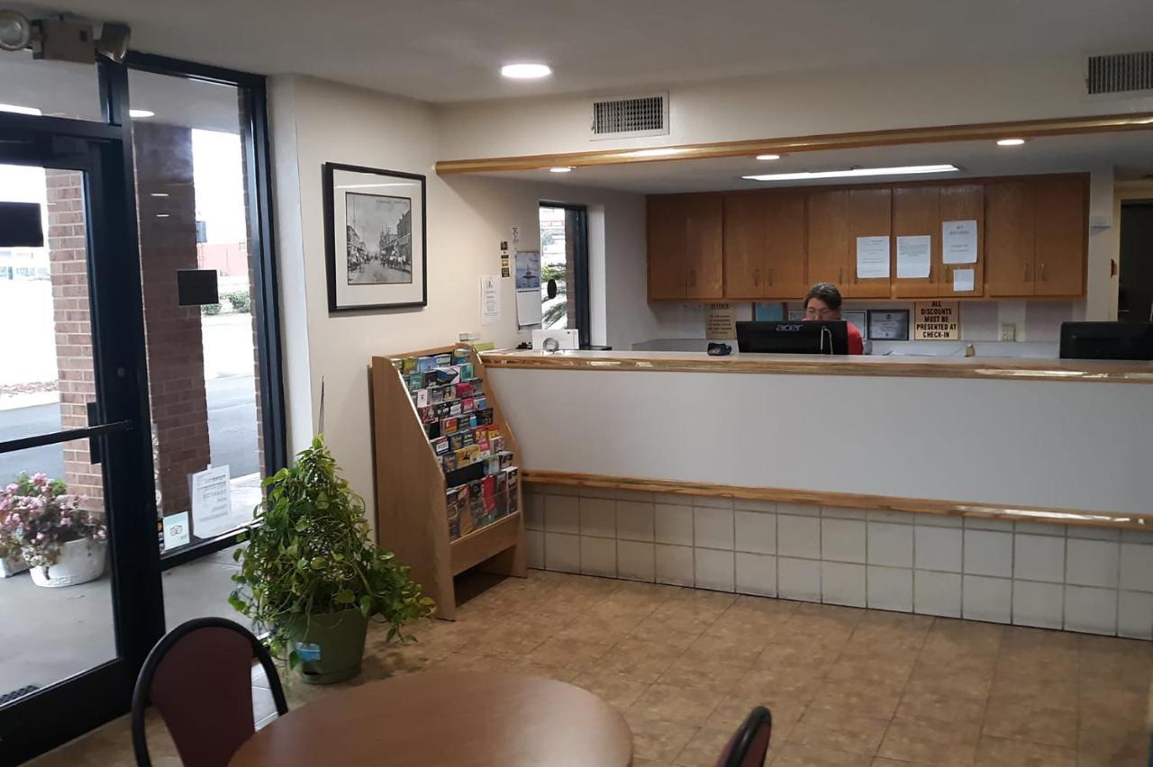 Super Value Inn Valdosta Eksteriør billede
