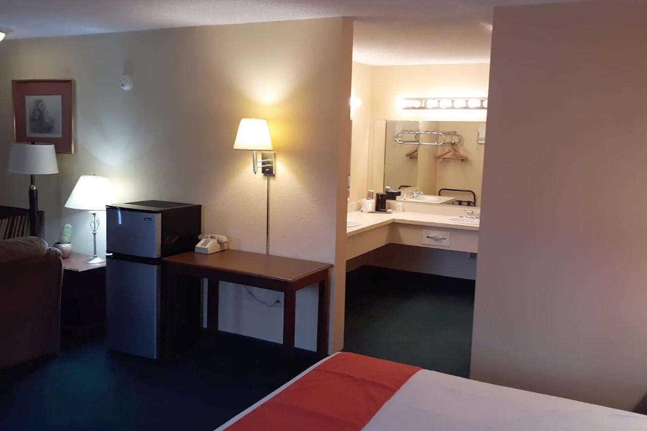 Super Value Inn Valdosta Eksteriør billede